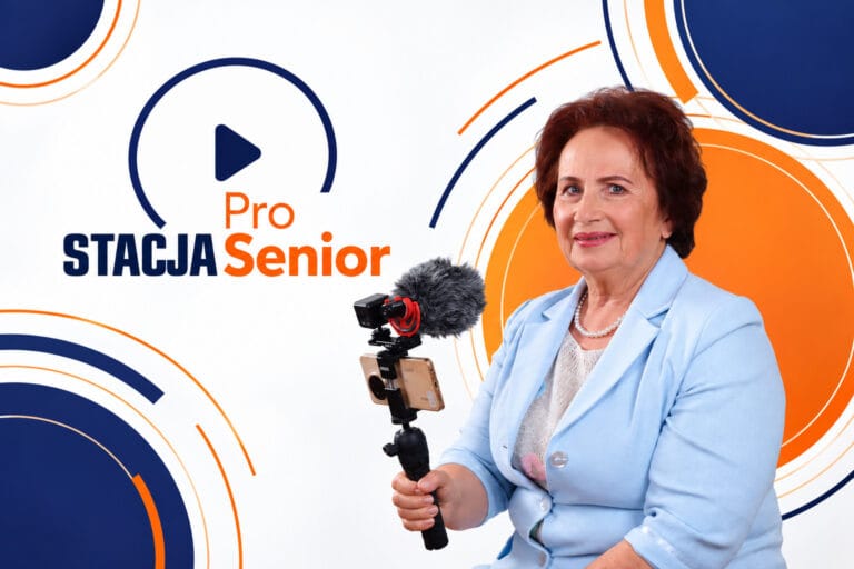 Stacja Pro Senior i seniorka trzymajca telefon na gimbalu