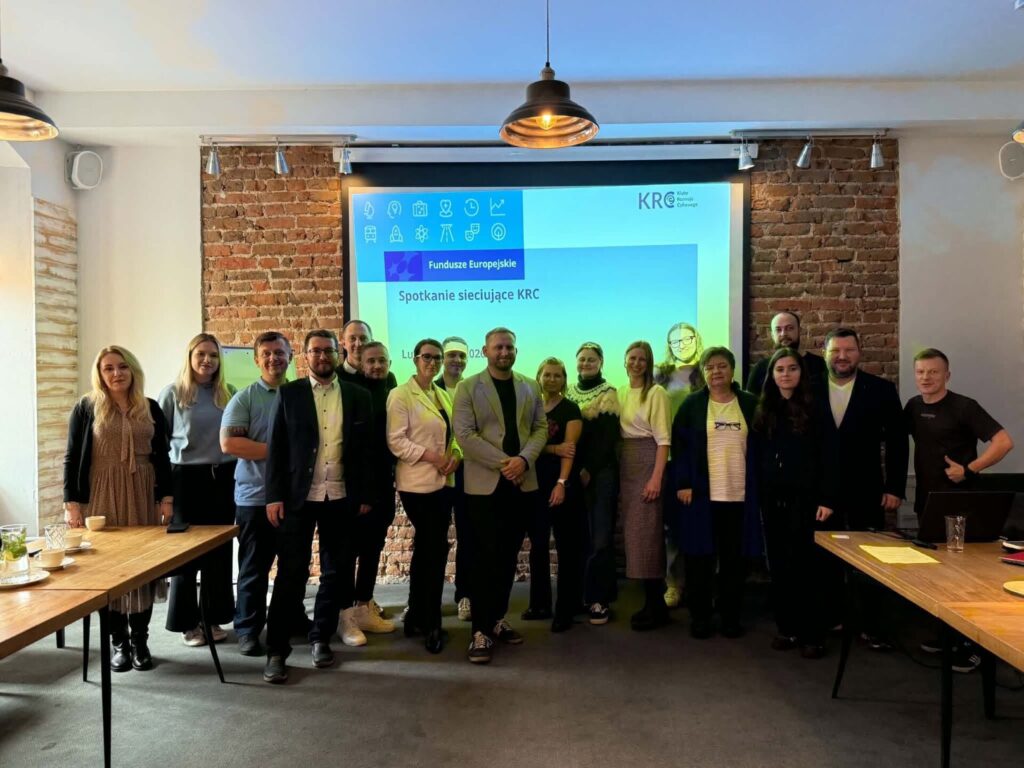Spotkanie sieciujące edukatorek i edukatorów Klubów Rozwoju Cyfrowego, zorganizowane przez Fundację Pro Cultura 28 października 2026 r. w Lublinie.